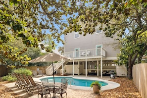 Outdoor dining - Charming Family Retreat w/Screened Porch + Swing | Private Pool | Cozy Fire Pit (Santa Rosa Beach)