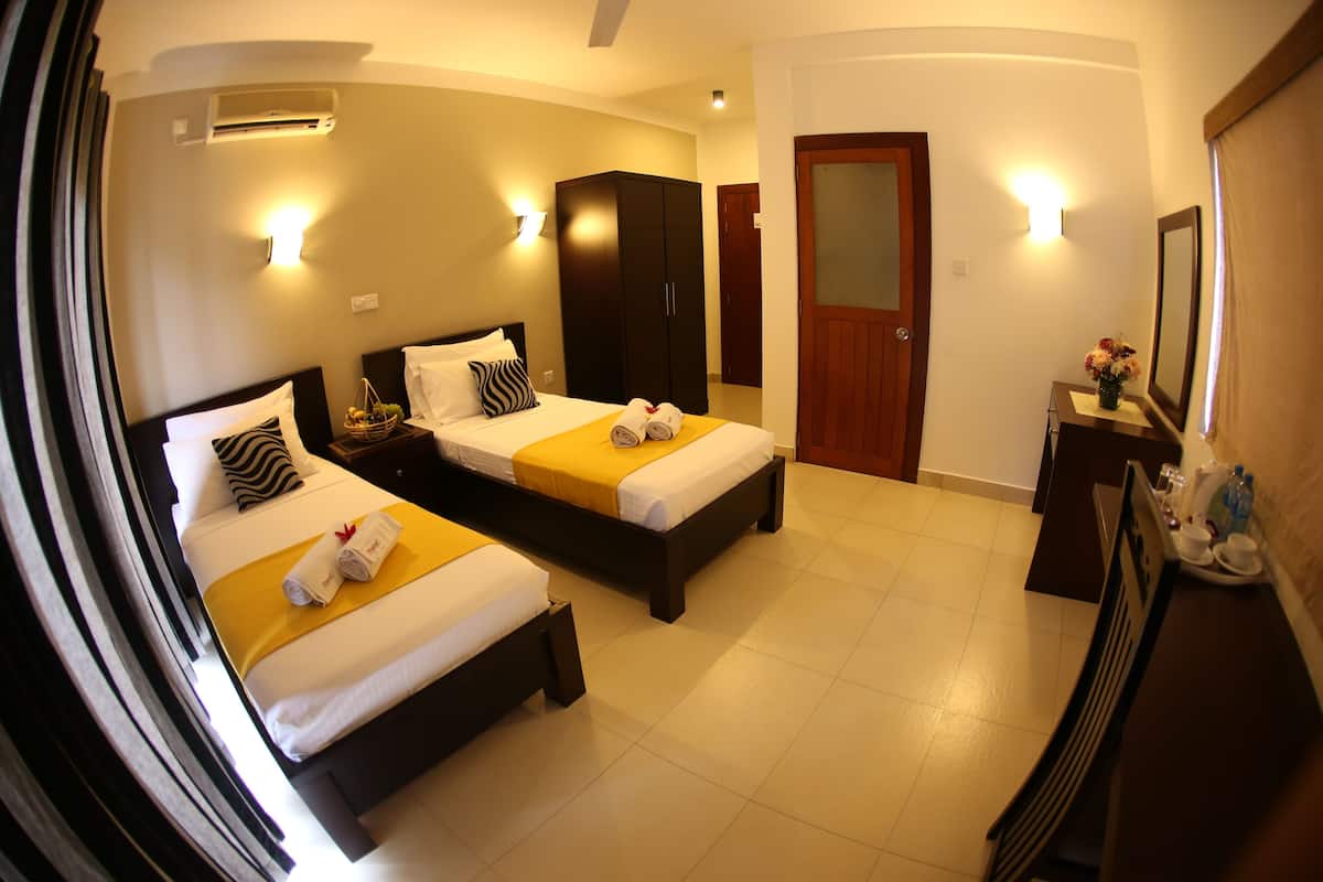 Habitación Deluxe con 2 camas individuales | Ropa de cama de alta calidad y caja de seguridad en la habitación
