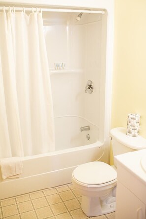 وحدات دش مع أحواض استحمام، مجففات شعر، مناشف، صابون