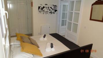 Een strijkplank/strijkijzer, wifi, beddengoed