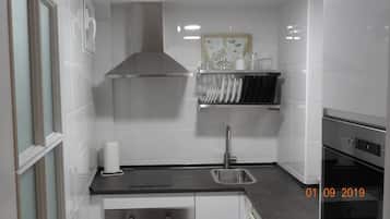 Een koelkast, een magnetron, een oven, een kookplaat