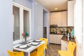 Micro-ondes, four, batterie de cuisine, vaisselle et ustensiles