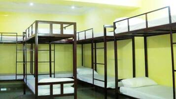 Un dormitorio con literas dispuestas en fila.