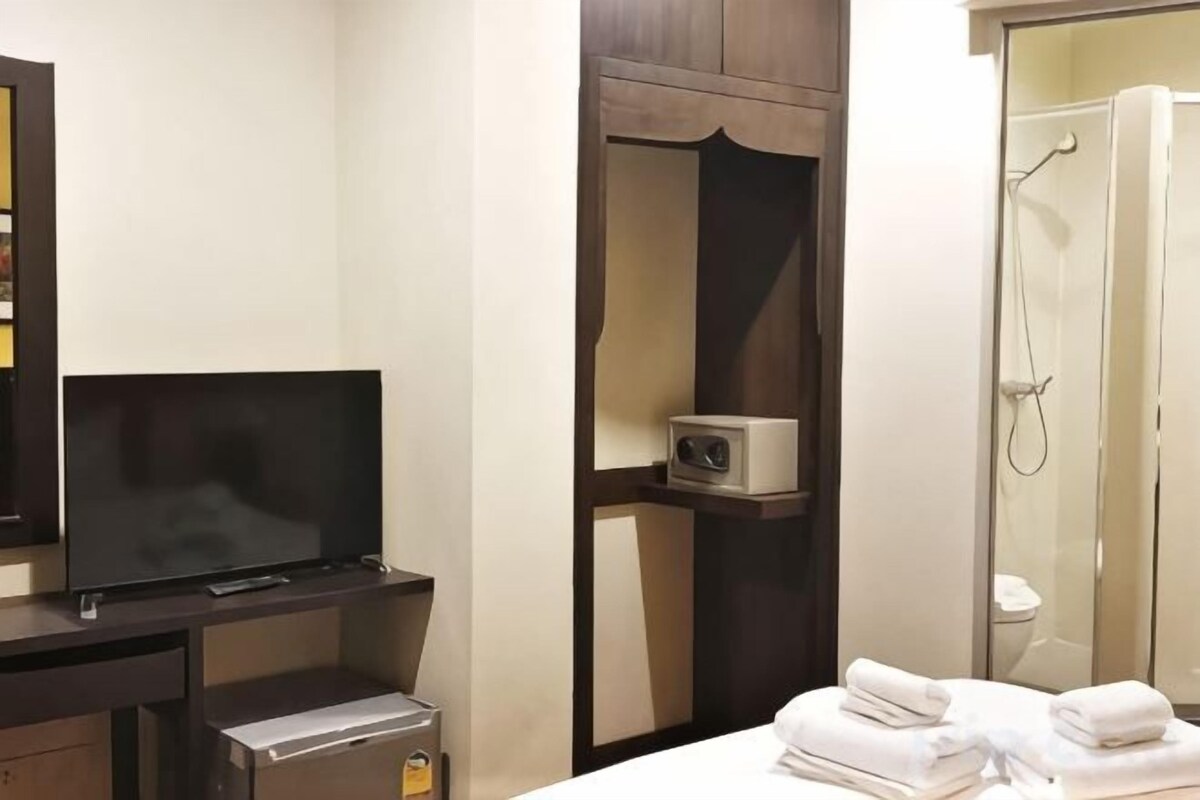 In-room safe, WiFi (free), bed sheets