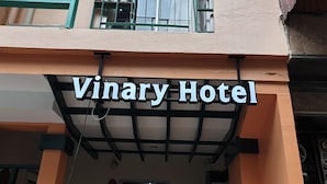 A sign for Vinary Hotel with a modern design. - Vinary Hotel (Bangkok)