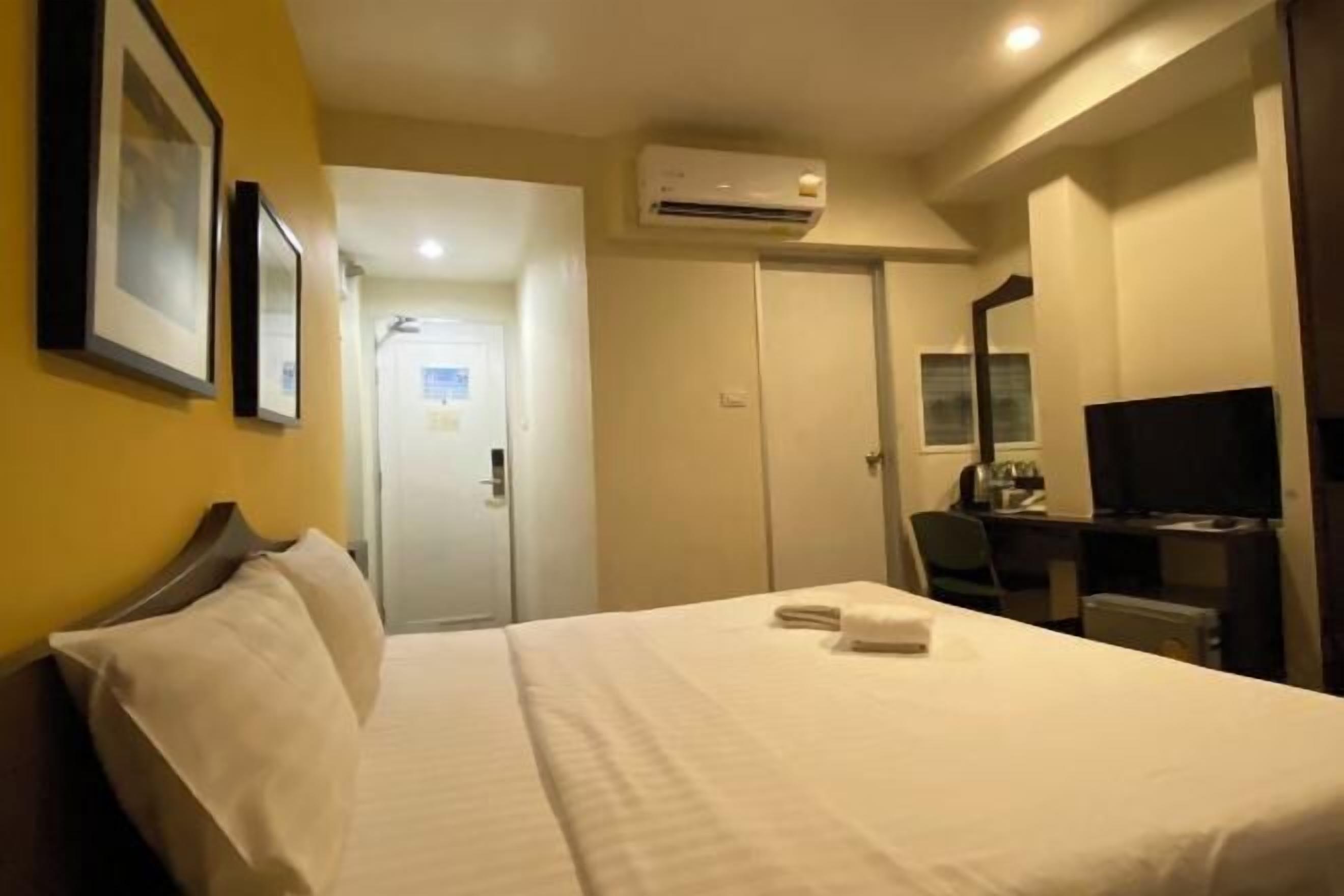 In-room safe, free WiFi, bed sheets