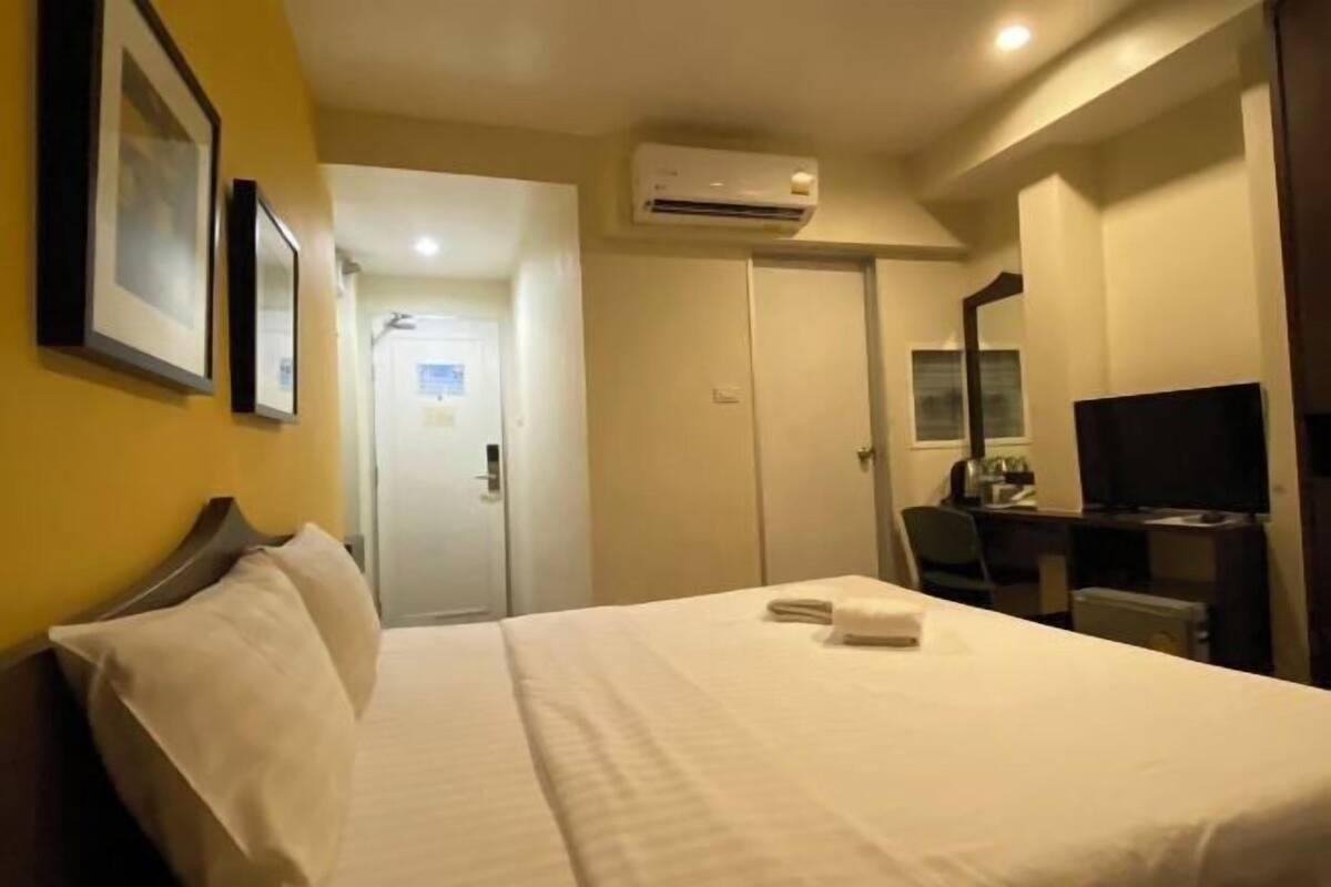 In-room safe, WiFi (free), bed sheets