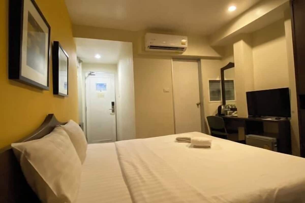 In-room safe, free WiFi, bed sheets