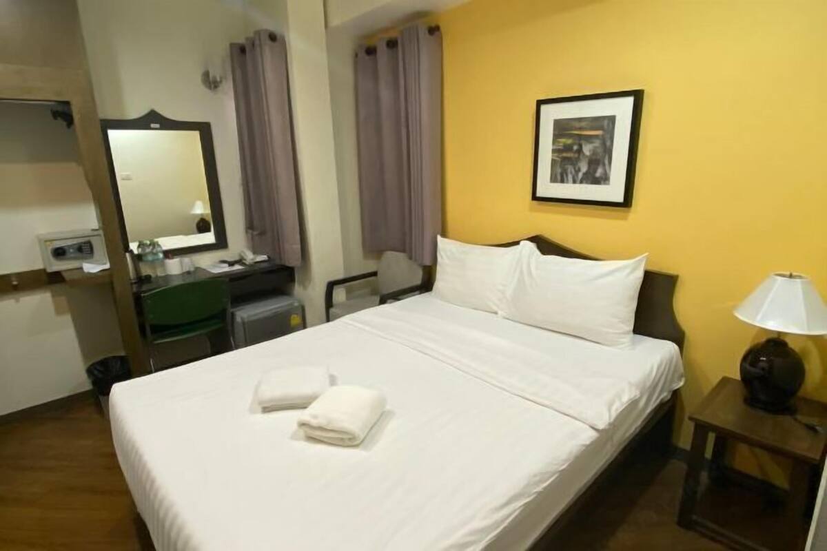 In-room safe, WiFi (free), bed sheets
