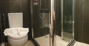 Shower, towels, shampoo, toilet paper - Vinary Hotel (Bangkok)