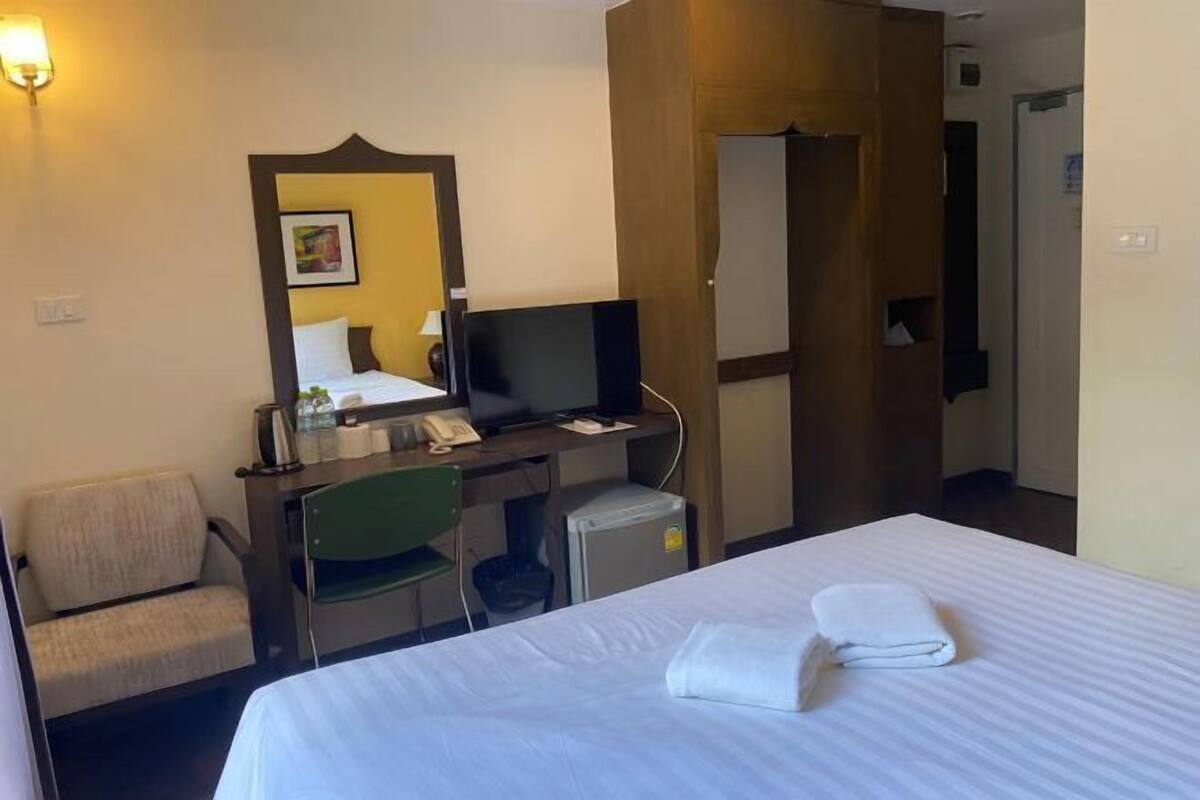 In-room safe, WiFi (free), bed sheets