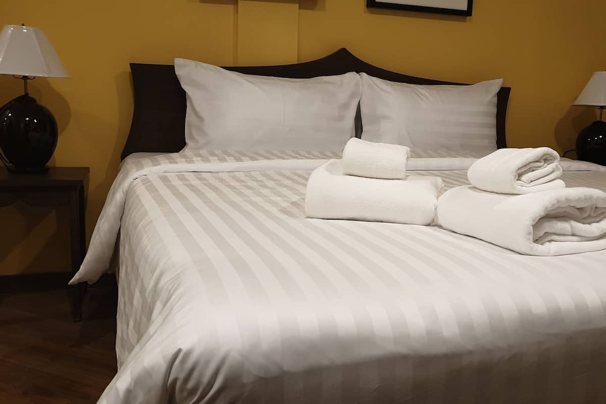 Caja de seguridad en la habitación, wifi gratis y ropa de cama