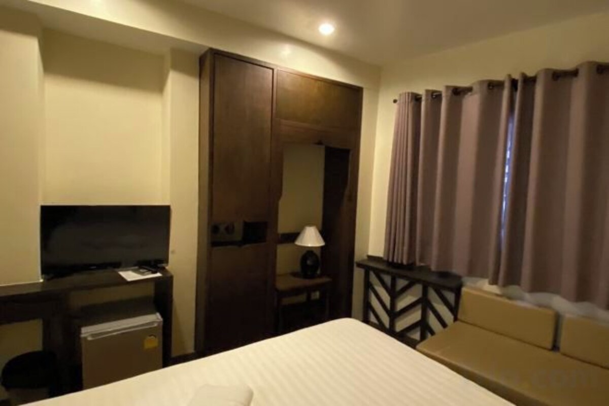 In-room safe, WiFi (free), bed sheets
