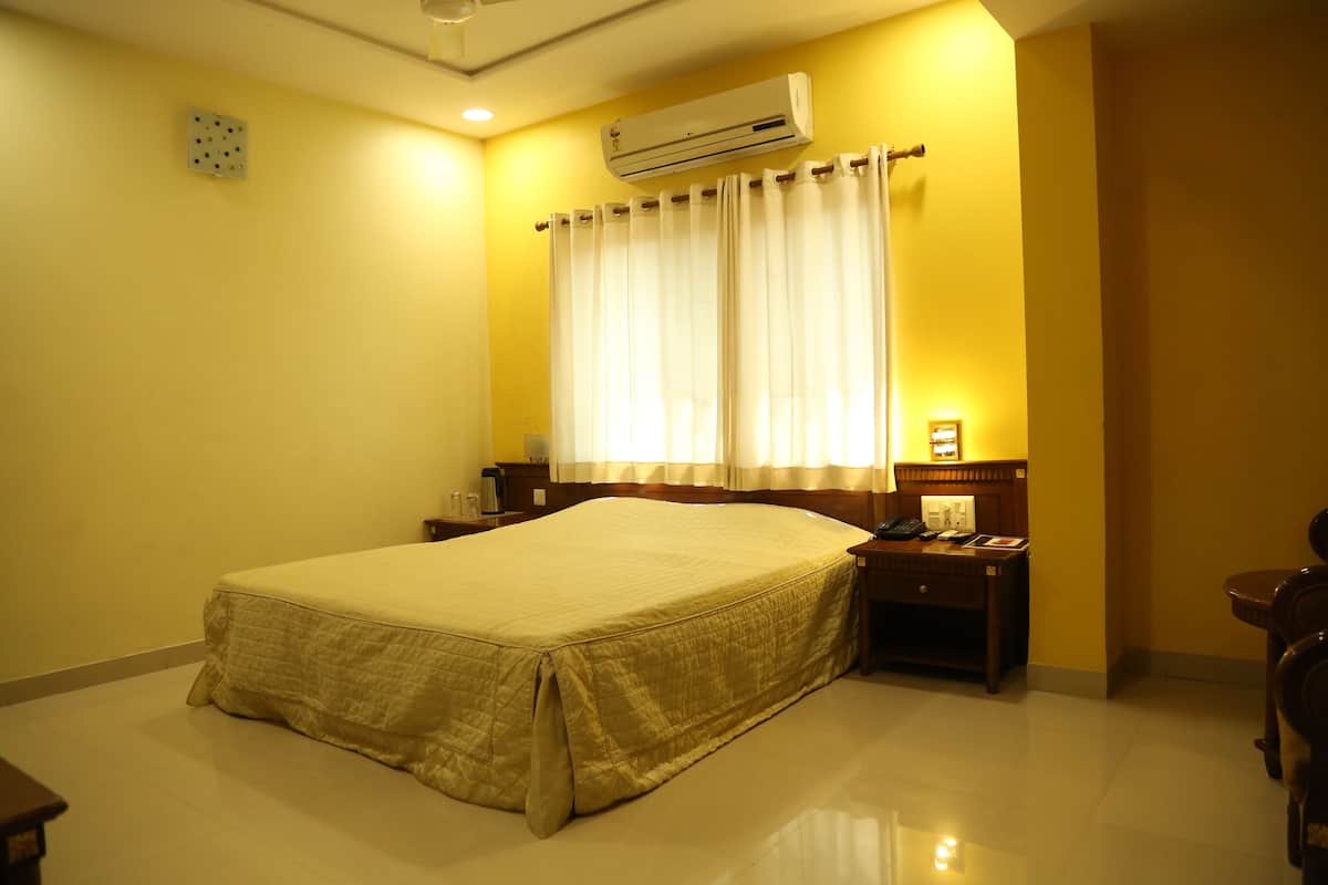 Habitación estándar con 1 cama matrimonial o 2 individuales | Tabla de planchar con plancha y wifi gratis