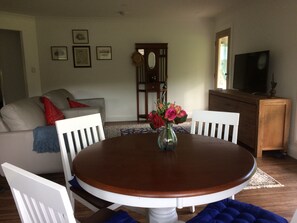 Dining - Kymmik Cottage - A slice of Tasmanian paradise (Geeveston)