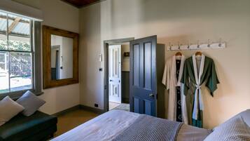 3 bedrooms, desk, iron/ironing board, WiFi