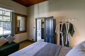 3 bedrooms, desk, iron/ironing board, WiFi