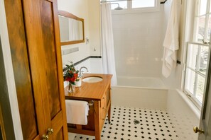 Duschwanne, Haartrockner, Handtücher, Seife