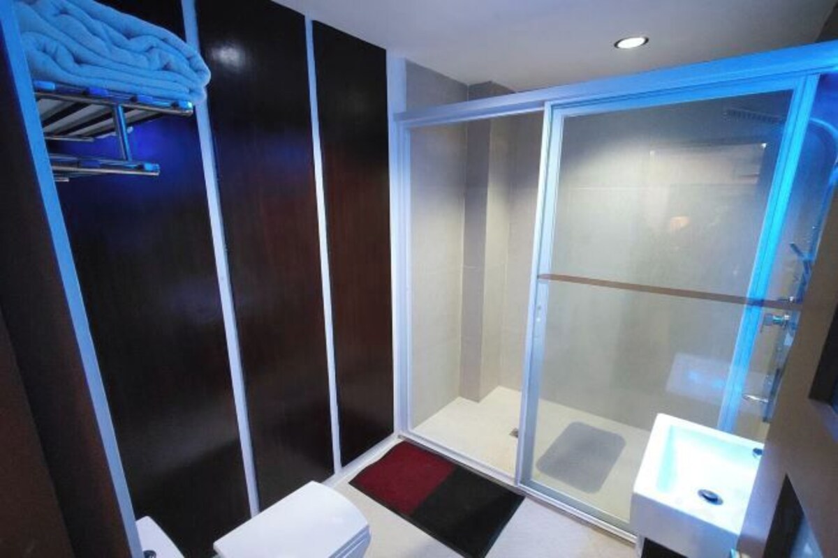 Bathroom | Shower, free toiletries, bidet, towels