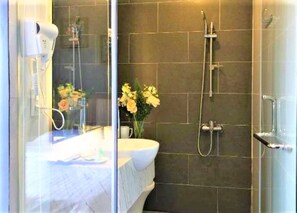 Kahden hengen huone | Kylpyhuone | Suihku, sadesuihkupää, designer-hygieniatuotteet, hiustenkuivaaja