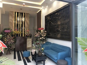 Lobby sitting area - Minh Nguyen Hotel (Da Lat)