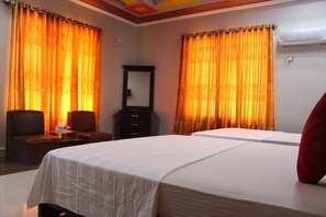 Premium bedding, Select Comfort beds, in-room safe, blackout drapes - Home In Bin Qasim (Karachi)