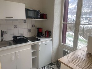 Een magnetron, een kookplaat, een koffiezetapparaat/waterkoker