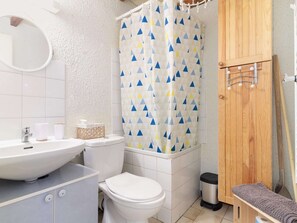 Bathroom - Sunny 6-Person Stay with Parking & Ski Rack, Close to Free Shuttle (Cauterets)