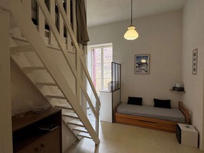 Room - Sunny 6-Person Stay with Parking & Ski Rack, Close to Free Shuttle (Cauterets)