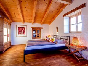 6 bedrooms, iron/ironing board, free WiFi, bed sheets