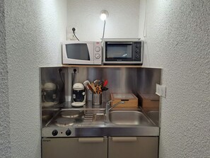 Fridge, microwave, oven, coffee/tea maker