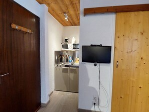 Een koelkast, een microgolfoven, een oven