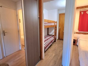 2 bedrooms, bed sheets