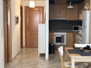 Een microgolfoven, een oven, een kookplaat, een vaatwasser