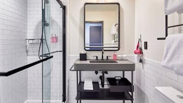 Chuveiro, produtos de toalete de grife, toalhas de banho