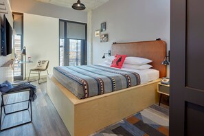 加厚床垫、办公桌、笔记本电脑工作区、遮光窗帘