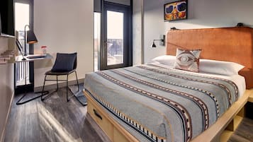 Camas com colchões pillow-top, escrivaninha