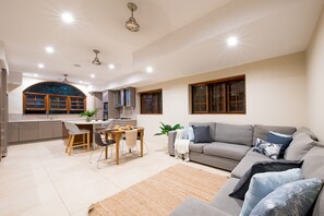 Smart TV, DVD player, books - Private Stone House  (Cannonvale)