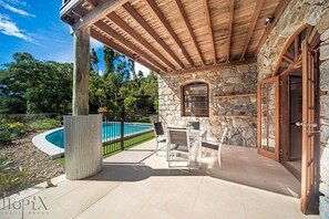 Outdoor dining - Private Stone House  (Cannonvale)