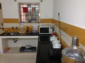 Réfrigérateur, micro-ondes, plaque de cuisson, cafetière/bouilloire