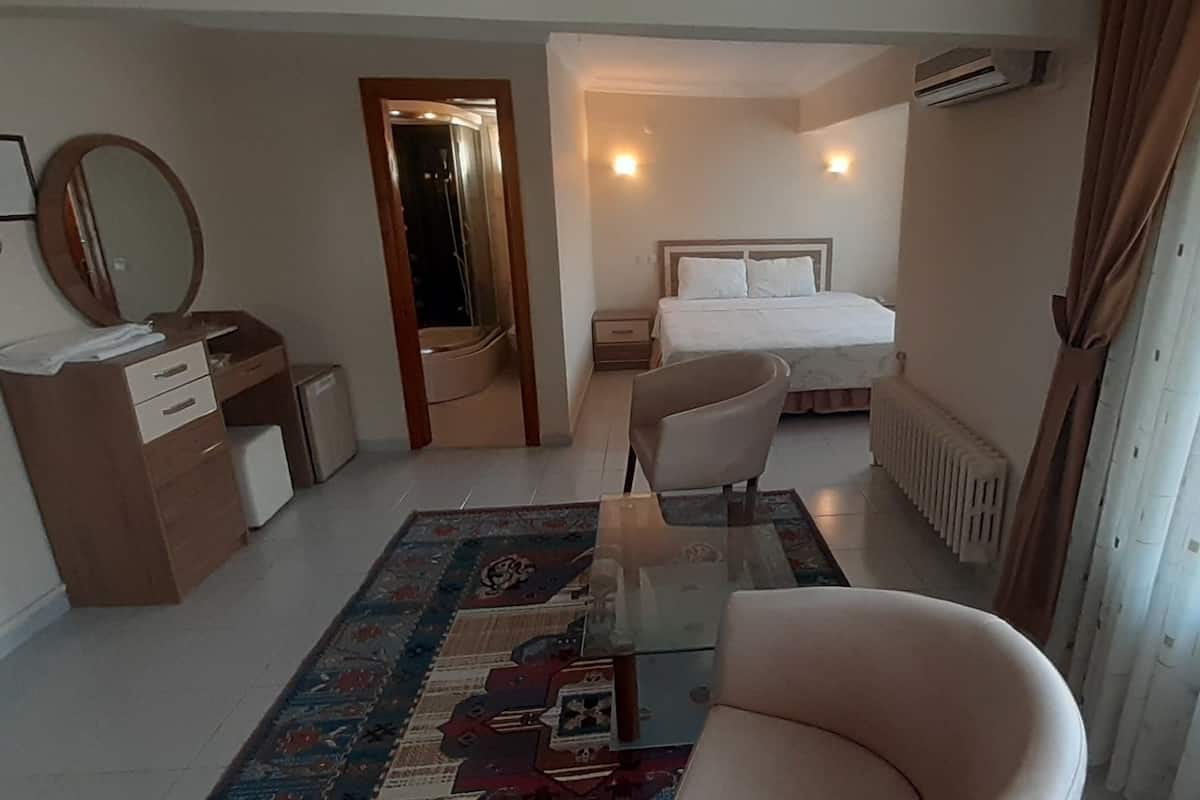 Minibar, escritorio, espacio para trabajar con laptop y insonorización