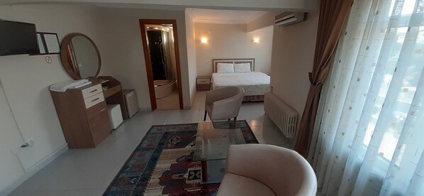 Minibar, escritorio, espacio para trabajar con laptop y insonorización 