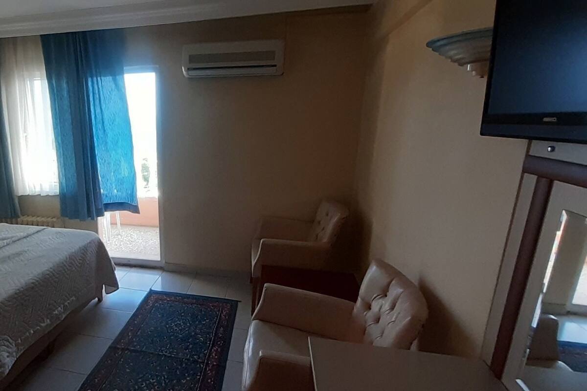 ميني بار ومكتب ومساحة عمل للكمبيوتر المحمول وتجهيزات عازلة للصوت