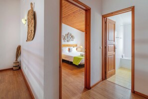 2 bedrooms, iron/ironing board, travel cot, free WiFi - "Casas Azalea - Oceanfront Home with Sunset Views" (Mosteiros)