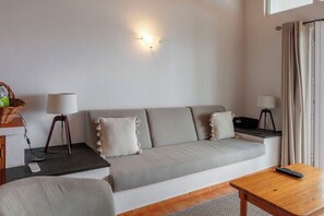 TV - "Casas Azalea - Oceanfront Home with Sunset Views" (Mosteiros)