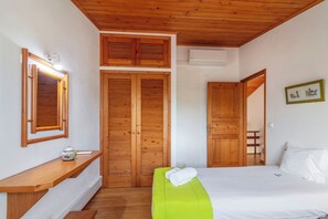 2 bedrooms, iron/ironing board, travel cot, WiFi