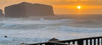Casas Hortênsia - Oceanfront Home w/ Sunset Views