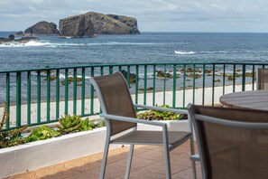 Outdoor dining - Casas Hortênsia - Oceanfront Home w/ Sunset Views (Mosteiros)