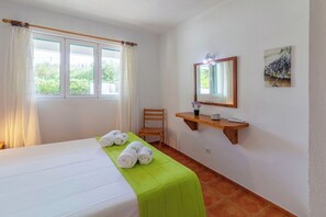2 bedrooms, iron/ironing board, travel cot, WiFi - Casas Hortênsia - Oceanfront Home w/ Sunset Views (Mosteiros)
