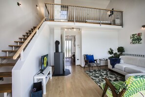 Smart-TV, Kamin, Bücher